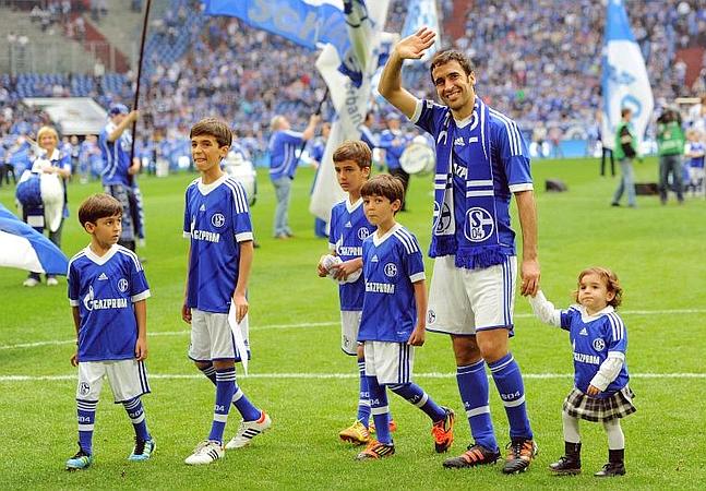 Schalke's Spanish striker Raul who is leaving the club and his children thank the fans after the German first division Bundesliga football match FC Schalke 04 vs Hertha BSC Berlin in Gelsenkirchen, western Germany, on April 28, 2012. Schalke won the match 4-0. AFP PHOTO / PATRIK STOLLARZ RESTRICTIONS / EMBARGO - DFL LIMITS THE USE OF IMAGES ON THE INTERNET TO 15 PICTURES (NO VIDEO-LIKE SEQUENCES) DURING THE MATCH AND PROHIBITS MOBILE (MMS) USE DURING AND FOR FURTHER TWO HOURS AFTER THE MATCH. FOR MORE INFORMATION CONTACT DFL. TELETIPOS_CORREO:SPO,SPO,%%%,%%%