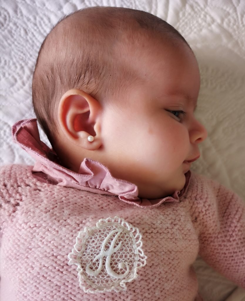 Poner pendientes a un bebé